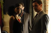 L-R: Diana Berrigan (Marsha Thomason) und Peter Burke (Tim DeKay)