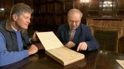 Karl Hohenlohe und Thomas Aigner mit Originalnoten von Johann Strauss.