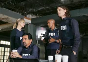 Versuchen alles, um den Reaper zu finden: JJ (AJ Cook, l.), Rossi (Joe Mantegna, 2.v.l.), Morgan (Shemar Moore, 2.v.r.) und Reid (Matthew Gray Gubler, r.) ...