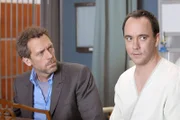 Dr. House (Hugh Laurie, l.) behandelt den jungen Musiker Patrick (Dave Matthews), ein wahres Genie am Klavier, der plötzlich angefangen hat, falsch zu spielen. Wird House dem Klaviervirtuosen helfen können?