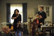 Bamberger und Caro müssen mit Entsetzen ansehen, wie unordentlich Nina die Wäsche aufhängt. Von links: Nina Kreutzer (Andrea Schmitt), Caroline Ertl (Teresa Rizos) und Roland Bamberger (Horst Kummeth).