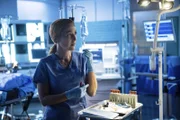 Alien-DNA in einem menschlichen Körper? Scully (Gillian Anderson) hofft, diese fremde DNA endlich nachweisen zu können ...