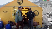 Norbu Sherpa (l.) mit seinem Burder Tashi Sherpa im Basecamp am Mount Everest.