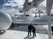 Punta Arenas in Chile. Der Mast muss umgelegt werden. Der Bootsmann Erik erklärt, dass beim letzten Umlegen wohl der Windmesser kaputt gegangen ist.