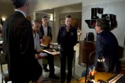 Als zahlreiche Prostituierte in Texas ermordet werden, sind Morgan (Shemar Moore, 2.v.l.), Hotch (Thomas Gibson, l.), Rossi (Joe Mantegna, r.), JJ (AJ Cook, 2.v.r) und Cruz (Esai Morales, M.) auf den Plan gerufen, um den Täter zu fassen ...