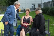 Günter Hoffmann (Wolfgang Winkler, l.) und Edwin Bremer (Tilo Prückner, r.) wollen von Celine (Karen Dahmen, M.) wissen, was sie mit dem Callboy zu schaffen hat.