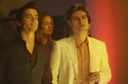 L-R: Neal Caffrey (Matt Bomer) und Collins (Richard Short)