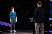 Moderator Alexander Bommes mit der Kandidatin Charlotte Schwenner.
