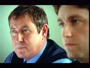 Das Verhör des Hauptverdächtigen John Merrill fördert für Inspector Barnaby (John Nettles, l.) und Sergeant Troy (Daniel Casey, r.) einen entscheidenden Hinweis zutage.