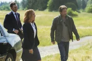 Zusammen mit dem TV-Moderatoren Tad O'Malley (Joel McHale, l.) beginnen die Agenten Scully (Gillian Anderson, M.) und Mulder (David Duchovny, r.) mit den Ermittlungen, als eine Frau angibt, Alien-DNA in ihrem Körper zu haben. Doch die erste Blutuntersuchung schlägt fehl ...