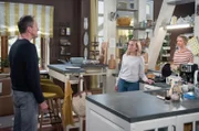 Nach Andreas´ (Herbert Schäfer, l.) harscher Absage an Saras (Antonia Jungwirth, r.) Umzugspläne, fühlt sich Mona (Jana Hora-Goosmann, 2.v.r.) daran erinnert, wie abweisend Andreas zunächst auch auf ihre eigenen Pläne reagiert hatte.