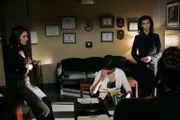 Prentiss' (Paget Brewster, l.) Mutter (Kate Jackson, 2.v.r.) kommt mit zwei russischen Einwanderinnen direkt ins Büro der BAU. Es sind Verwandte eines ihrer früheren Mitarbeiter in Kiew. Natalya (Olga Sosnovska, 2.v.l.) berichtet, dass ihr Vater entführt wurde. Zum Beweis legt sie einen Finger mit seinem Ehering vor ...