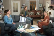 Britta (Jelena Mitschke, r.) macht Ben (Hakim Michael Meziani, M.) und Tina (Katja Frenzel, l.) begreiflich, dass es eine gemeinsame Strategie braucht, um Lilly aufzufangen.