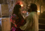 Nadja (Natasia Demetriou, l.); Laszlo (Matt Berry, r.)