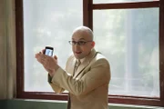 Dekan Pelton (Jim Rash) kann sein Glück kaum fassen: Er soll einen Werbespot für das College drehen ...