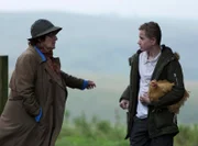 DCI Vera Stanhope (Brenda Blethyn) befragt den Bruder der ermordeten Mia Hinkin, Jason (Louis Dobson), nach möglichen Tätern und Motiven.