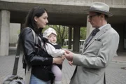 In Berlin kommt es zum glücklichen Wiedersehen zwischen Evelin (Emily Kusche) mit Baby Mila (Lucia Wernze) und Schriftsteller Nikolai (Alexander Scheer).