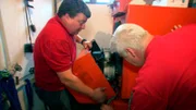 Firma Lichtentähler bei der Reparatur einer Ölheizung.