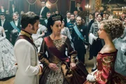 Auf dem Hofball begegnen Franz (Jannik Schümann, l.) und Erzherzogin Sophie (Désirée Nosbusch, Mi.) der Gaunerin Walli (Pauline Werner, r.), die sich als Gräfin ausgibt.