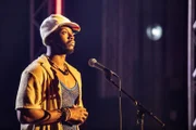 Der Musiker Deshawn Lyons (Malcolm Atobrah) wollte sich nur auf das große Konzert vorbereiten. Doch dann kommt alles anders.