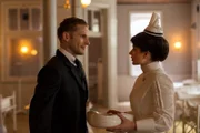 Henry (Charles Aitken) bandelt mit Schwester Lucy (Eve Hewson) an.