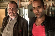 Michael Krohs Boot wurde gefunden und geborgen. Die Kommissare Benedikt Beissl (Andreas Giebel, l.) und Jerry Paulsen (Peter Marton) sichern Beweisstücke.
