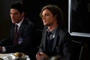 Während Reid (Matthew Gray Gubler, r.) und Hotch (Thomas Gibson, l.) in einem neuen Fall ermitteln, fällt es Morgan und Savannah wegen ihrer stressigen Jobs schwer, Zeit füreinander zu finden ...