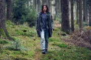 Im Wald eskaliert die Situation und Alex (Aylin Tezel) flieht. Sie ist nun völlig auf sich allein gestellt.