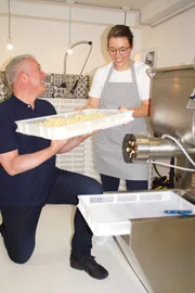 Alexander Herrmann beim Pasta-Machen mit Lena Putz.