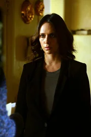 Während Kate (Jennifer Love Hewitt) in einem neuen Fall ermittelt, muss sich JJ ein paar alten Dämonen aus ihrer Zeit, als sie entführt und gefoltert wurde, stellen ...