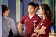 CHICAGO MED -- "More Harm Than Good" Episode 420 -- Pictured: (l-r) Brian Tee als Dr. Ethan Choi, Torrey DeVitto als Dr. Natalie Manning.