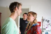 Sarah und Christian sind erleichtert, dass sie Florians Laptop-Verkauf nicht versemmelt haben. Von links: Christian Preissinger (Jonathan Gertis), Florian Brunner (Tommy Schwimmer) und Sarah Brandl (Sophie Reiml).