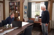 Gunter (Hermann Toelcke, l.) erklärt vor Thomas (Gerry Hungbauer, r.), dass er keine Ruhe geben wird, bevor er David gefunden hat.