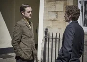 Da Peter Jakes (Jack Laskey, l.) Oxford verlässt, verabschiedet er sich von seinem Kollegen Endeavour Morse (Shaun Evans, r.).