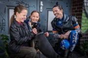 Kira (Marlene von Appen), Nele (Ronja Levis) und Jorge Gonzàlez haben sichtlich Spaß mit Willie.
