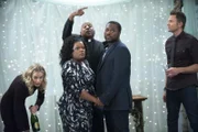 Britta (Gillian Jacobs, l.), Annie und Jeff (Joel McHale, r.) planen eifrig die Hochzeit. Doch dann vergisst Shirley (Yvette Nicole Brown, 2.v.l.) beinahe ihre Hochzeitsprobe und kommt zu spät. Andre (Malcolm-Jamal Warner, 2.v.r.) ist sauer ...