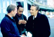 Detective Briscoe (Jerry Orbach, r.) und Detective Green (Jesse L. Martin, M.) befragen einen Zeugen (Darsteller unbekannt) zum Mord an einem Ehepaar.