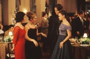 Während Madeline (Shelly Cole, l.), Louise (Teal Redmann, 2.v.l.), Dean (Jared Padalecki, 2.v.r.) und Rory (Alexis Bledel, r.) einige Überraschungen auf dem Schulball erleben, hat Lorelei mit starken Rückenschmerzen zu kämpfen ...