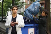 Jonas ist fassungslos, als er zufällig die entsorgten Marktforschungs-Unterlagen entdeckt. v.l.n.r.: Jonas (Roy Peter Link), Maik (Sebastian König)