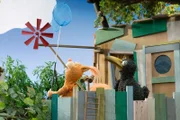 Oh weh! Ottos Doppelmaulschlüssel ist hoch auf den Baum geflogen! Ella (Anna Menzel) und Rudi (Lennart Morgenstern) müssen dringend versuchen, ihn wiederzubekommen.