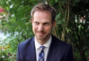 Leonard (Christian Feist) ist es unwohl, als Pauline auf das Thema "Heirat" zu sprechen kommt.