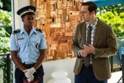 Als DI Parker (Ralf Little, r.) Marlon (Tahj Miles, l.) von seinem Verdacht berichtet, staunt der nicht schlecht. Denn Parkers Recherchen führen ihn zu einer interessanten Annahme, die den ganzen Fall in einem neuen Licht erscheinen lässt.