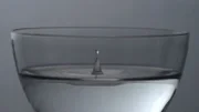 Zeitlupenaufnahme eines Wassertropfens.