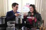 Moni lässt sich von einem „alten Bekannten“ eine Kaffeemaschine für die Amtsstube aufschwatzen. Von links: Vertreter Urbansky (Matthias Ransberger) und Monika Vogl (Christine Reimer).