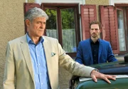Friedrich (Dietrich Adam, l.) hält Leonard (Christian Feist, r.) davon ab, Pauline die Wahrheit zu sagen und offenbart ihm, dass er erpresst wird – ohne dabei Patrizias Namen zu nennen.
