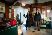 Joan (Lucy Liu, l.) und Sherlock (Jonny Lee Miller, r.) werden Opfer eines Geiselnehmers, der von ihnen verlangt, den für den Tod seines Sohnes Verantwortlichen binnen 16 Stunden zu finden - andernfalls werden die unschuldigen Geiseln sterben ... Joan (Lucy Liu, l.) und Sherlock (Jonny Lee Miller, r.) werden Opfer eines Geiselnehmers, der von ihnen verlangt, den für den Tod seines Sohnes Verantwortlichen binnen 16 Stunden zu finden - andernfalls werden die unschuldigen Geiseln sterben ...
