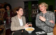 Nina (Maria Wedig, l.) ist voller Vorfreude auf ihre Flitterwochenreise. Yvonne (Gisa Zach) freut sich mit ihr.