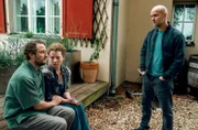 Befragung im Garten: Bastian Reiber als Paul Krüger, Antonia Bill als Ann Katrin Krüger, Jürgen Vogel als Robert Heffler.