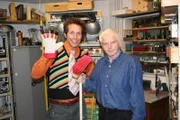 Willi (links) mit Bruno Gruber in der Erfindungswerkstatt.