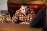 Wade Hatchett (Bradford Tatum, r.) Tochter Jody (Morgan Lily, l.),